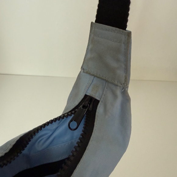 Baggu Small Crescent Bag in light blue - Picture 4 of 7